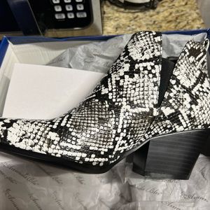 Black and white alligator print boots- never worn size 9